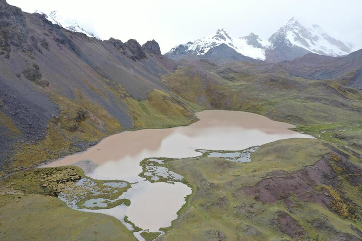 uma vista aérea de um lago de montanha em um vale