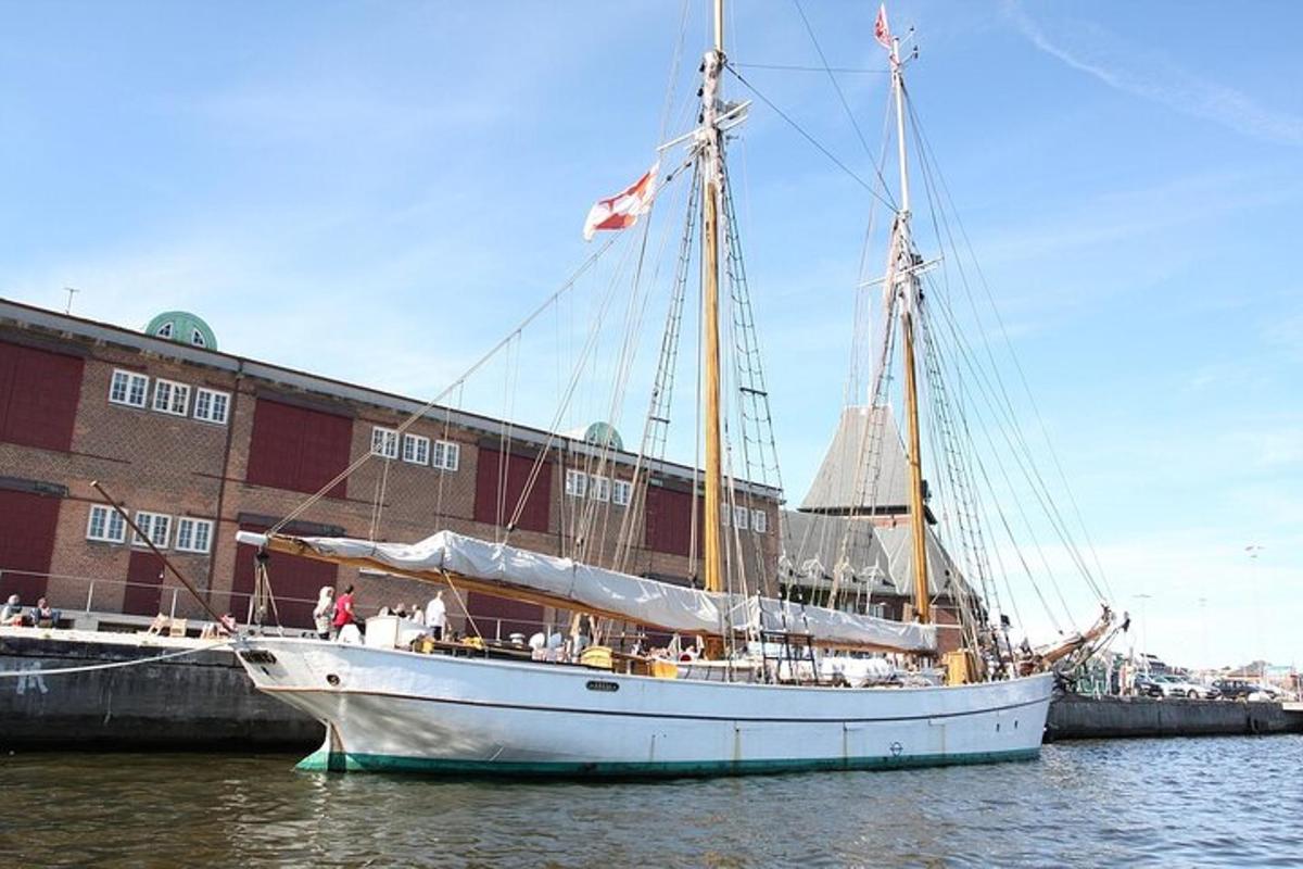 a boat sitting in the water next to a building