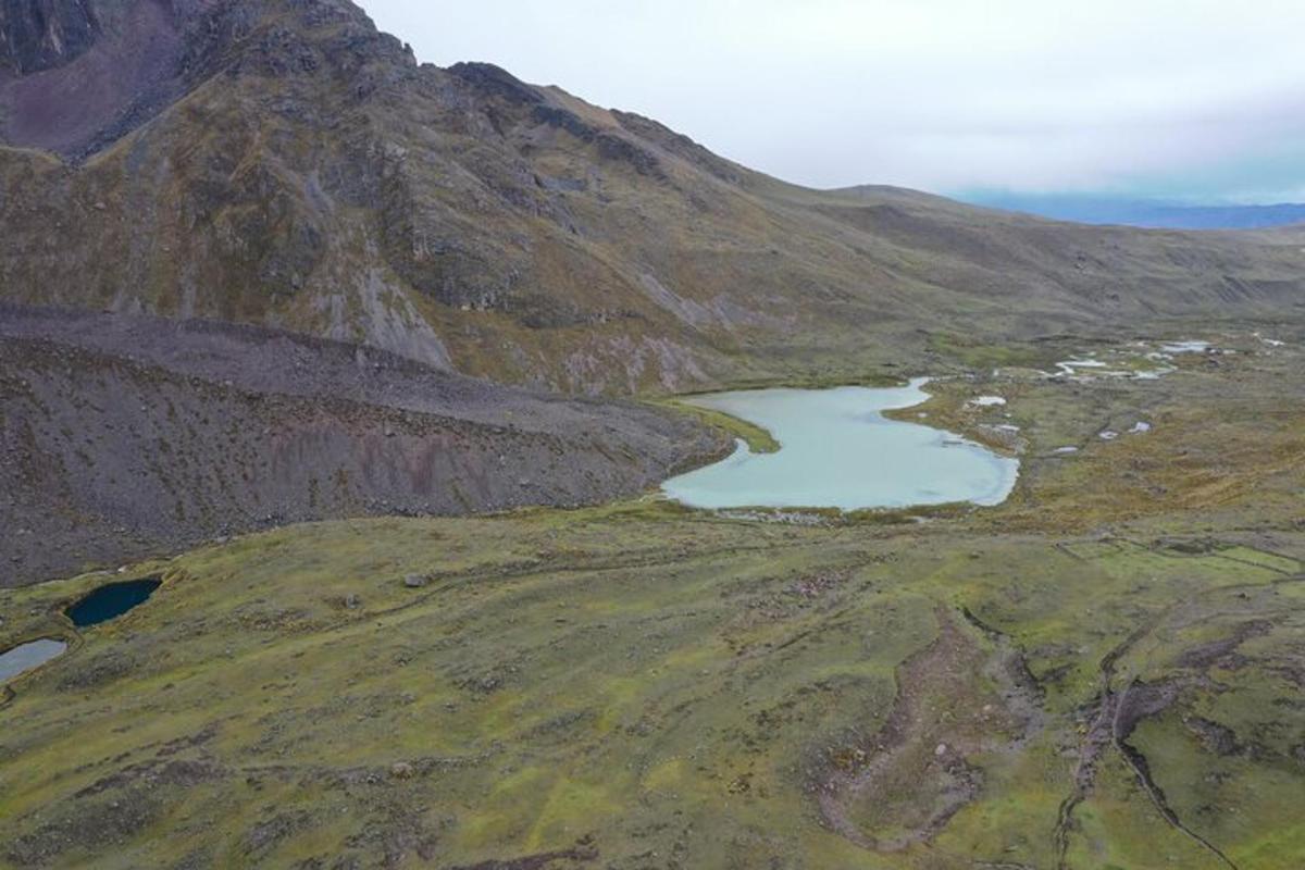 uma vista aérea de uma montanha com um lago