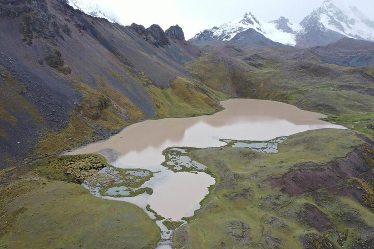 uma vista aérea de um lago de montanha em um vale