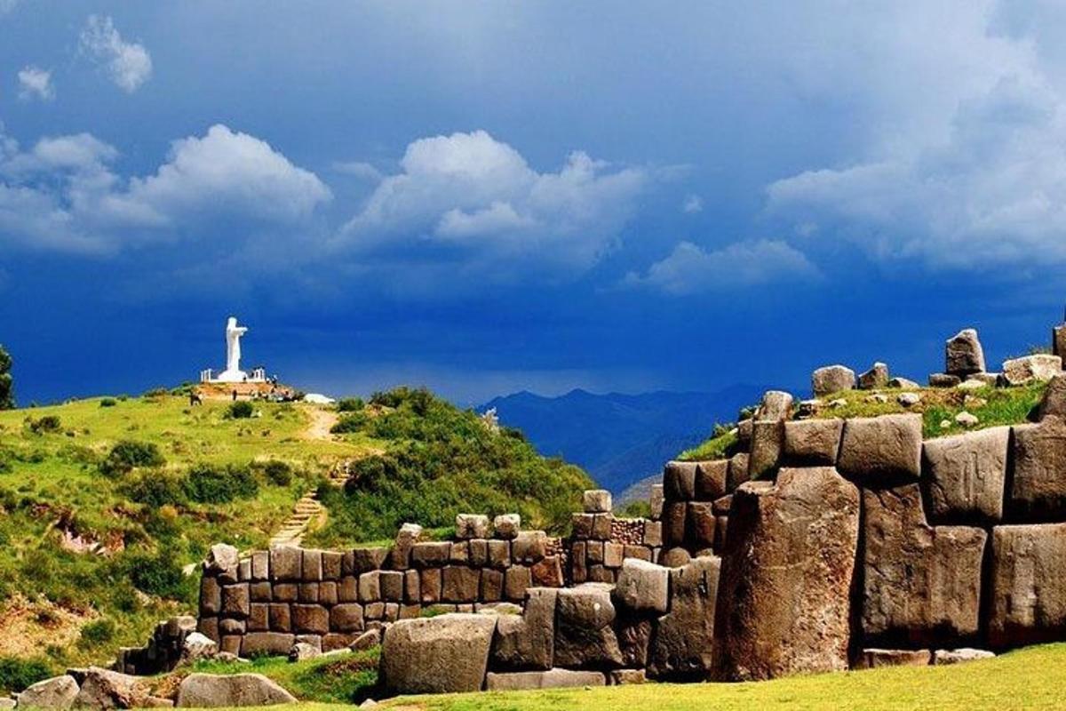 un faro in cima a una collina con una statua