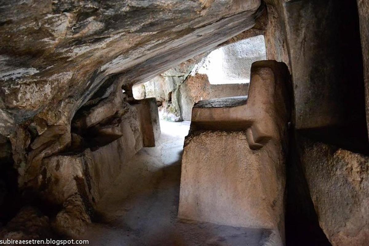 un corridoio in una grotta con un grande oggetto di pietra
