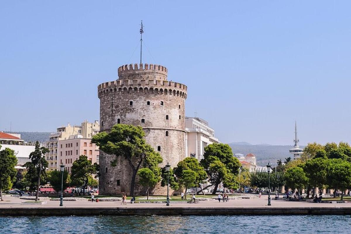 un castell en una ciutat al costat d'una massa d'aigua