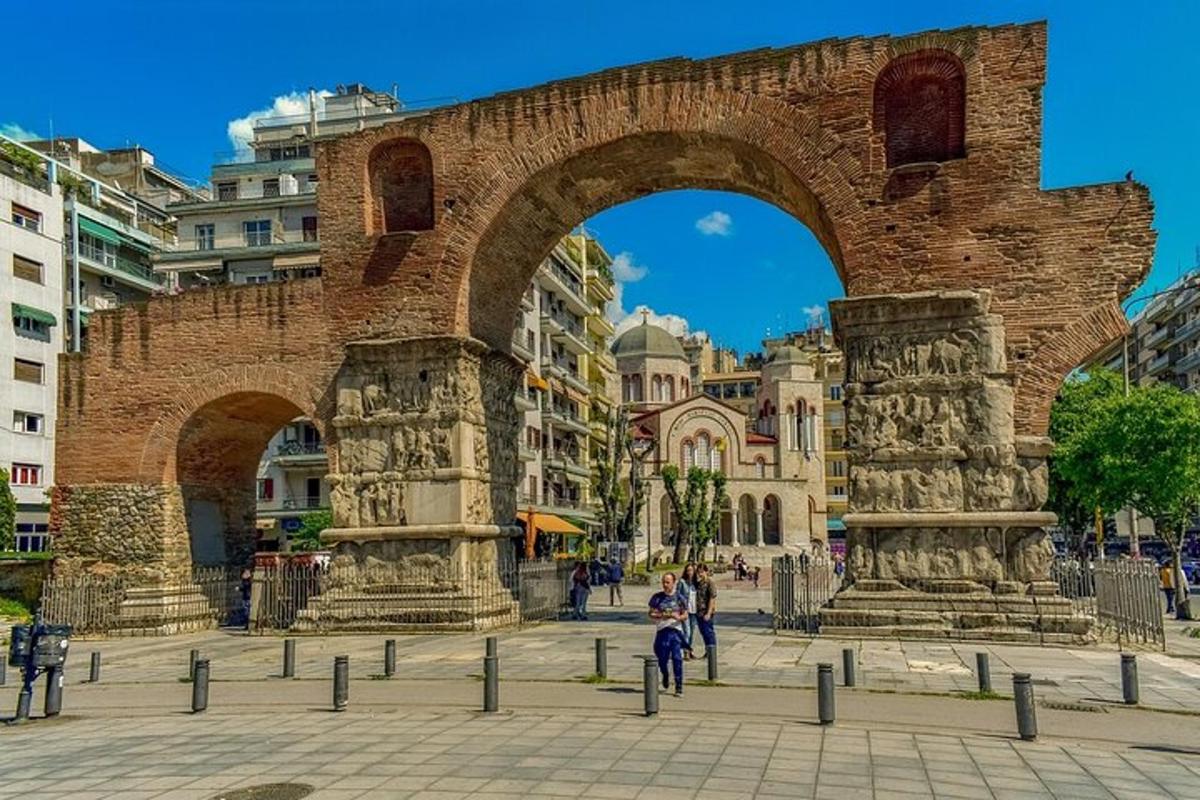un arc en una ciutat amb gent caminant