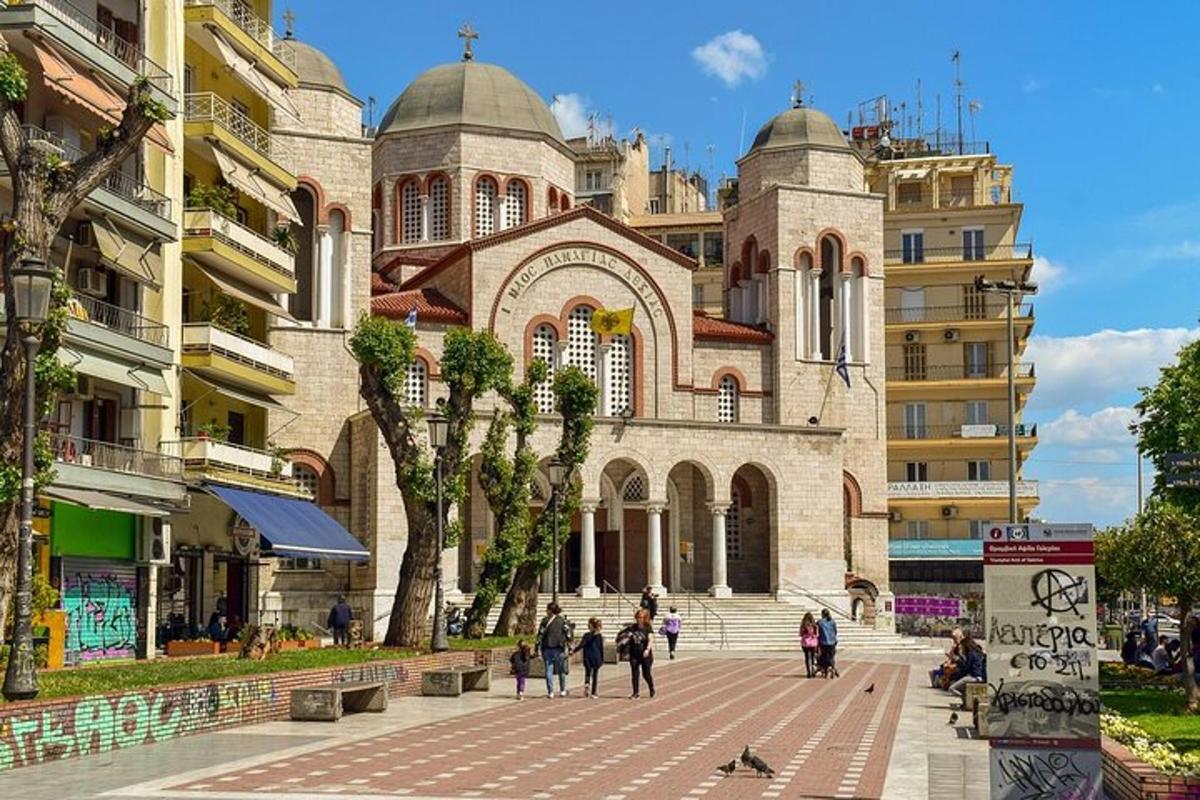 un gran edifici amb gent caminant davant