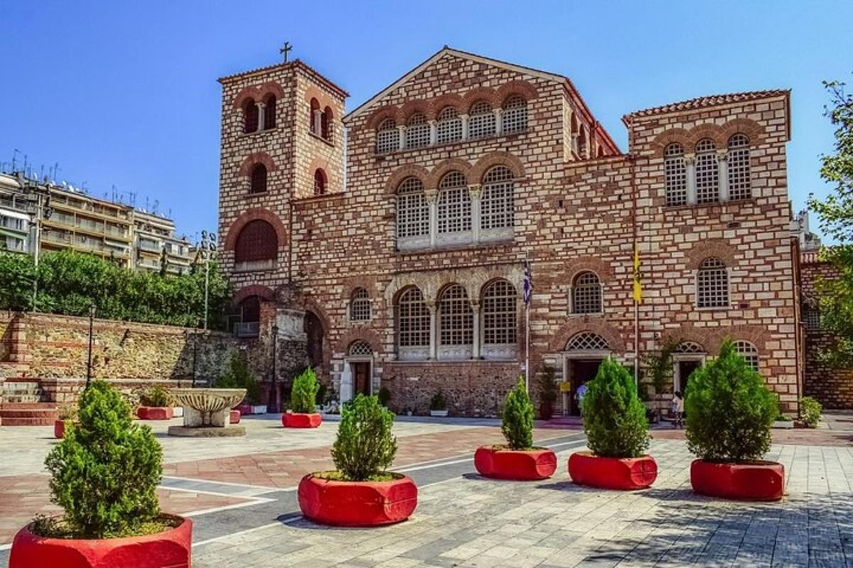 un gran edifici de maó amb arbres al davant
