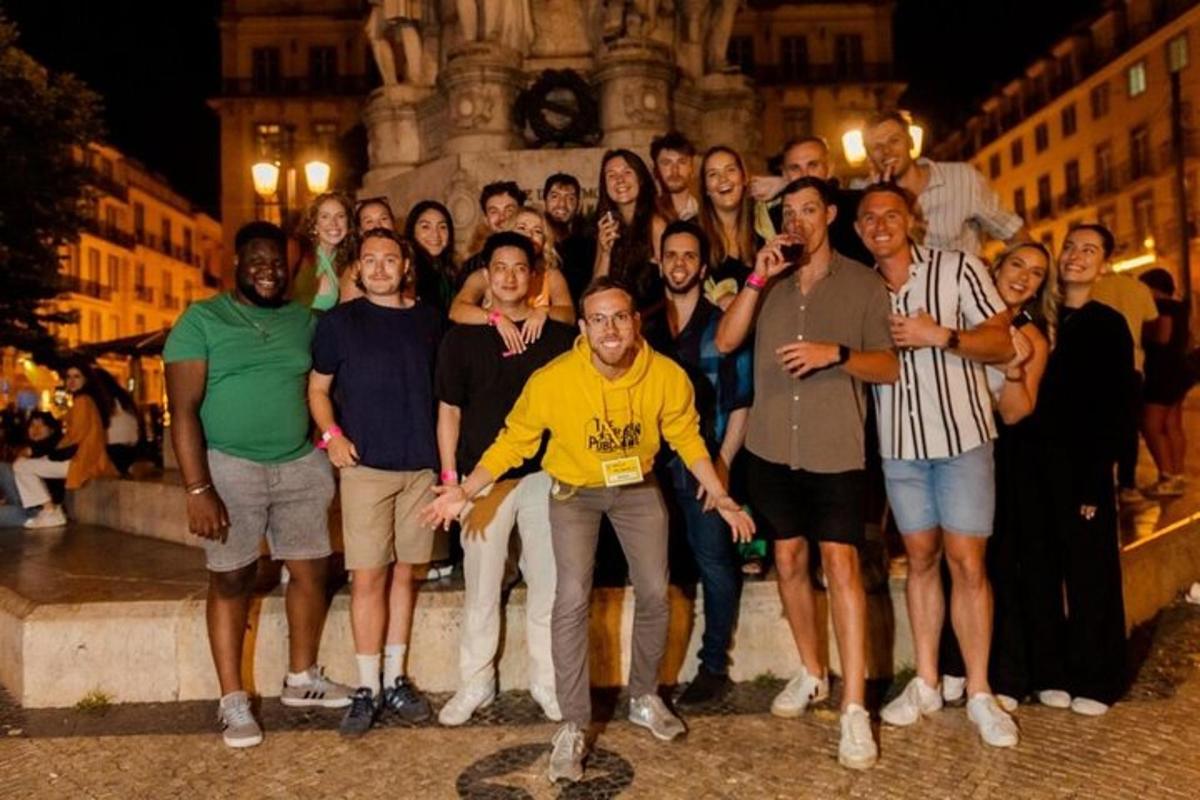 skupina lidí pózujících pro fotografii před budovou