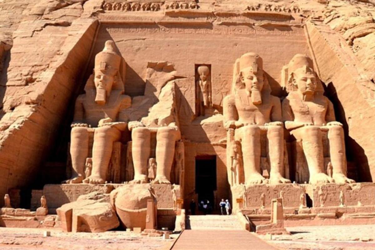 un gran edifici amb estàtues al costat