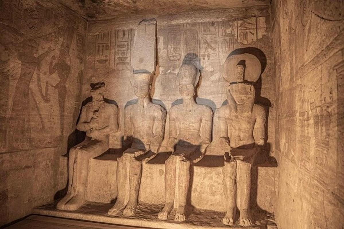 ein Steinrelief einer Gruppe von Menschen in einer Höhle