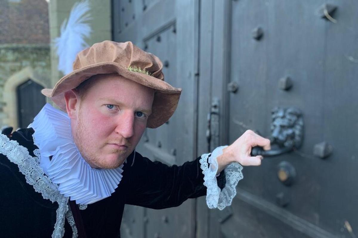 un uomo con un cappello che indica una porta