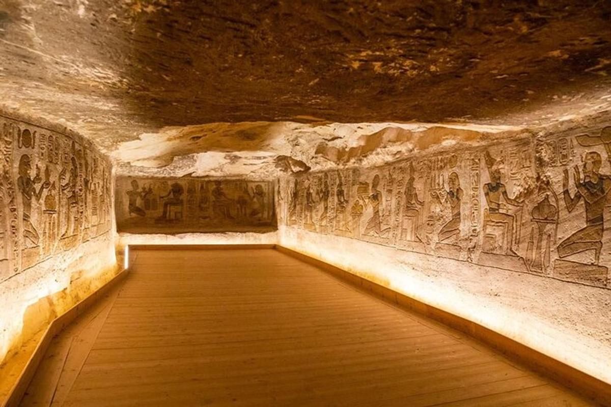 una habitació amb pintures a les parets d'una cova