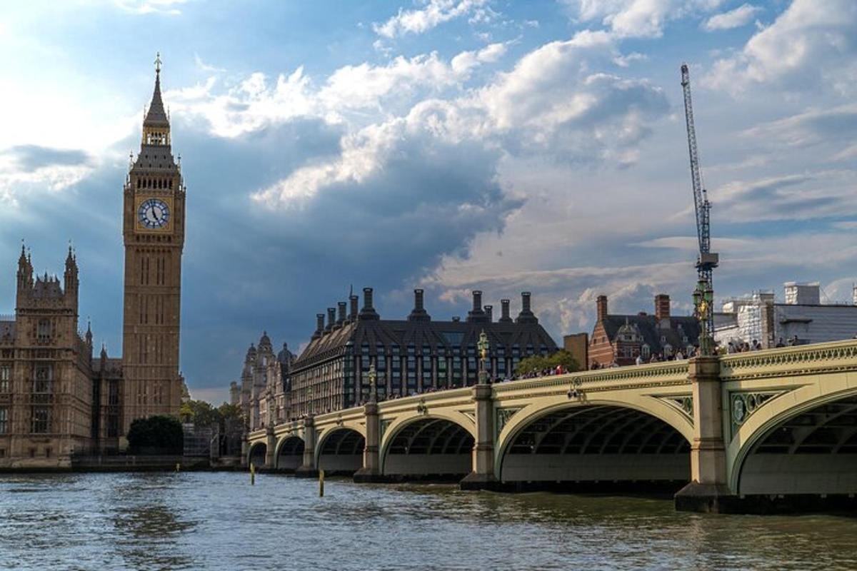 Un puente sobre un río con una torre de reloj y el Big Ben.