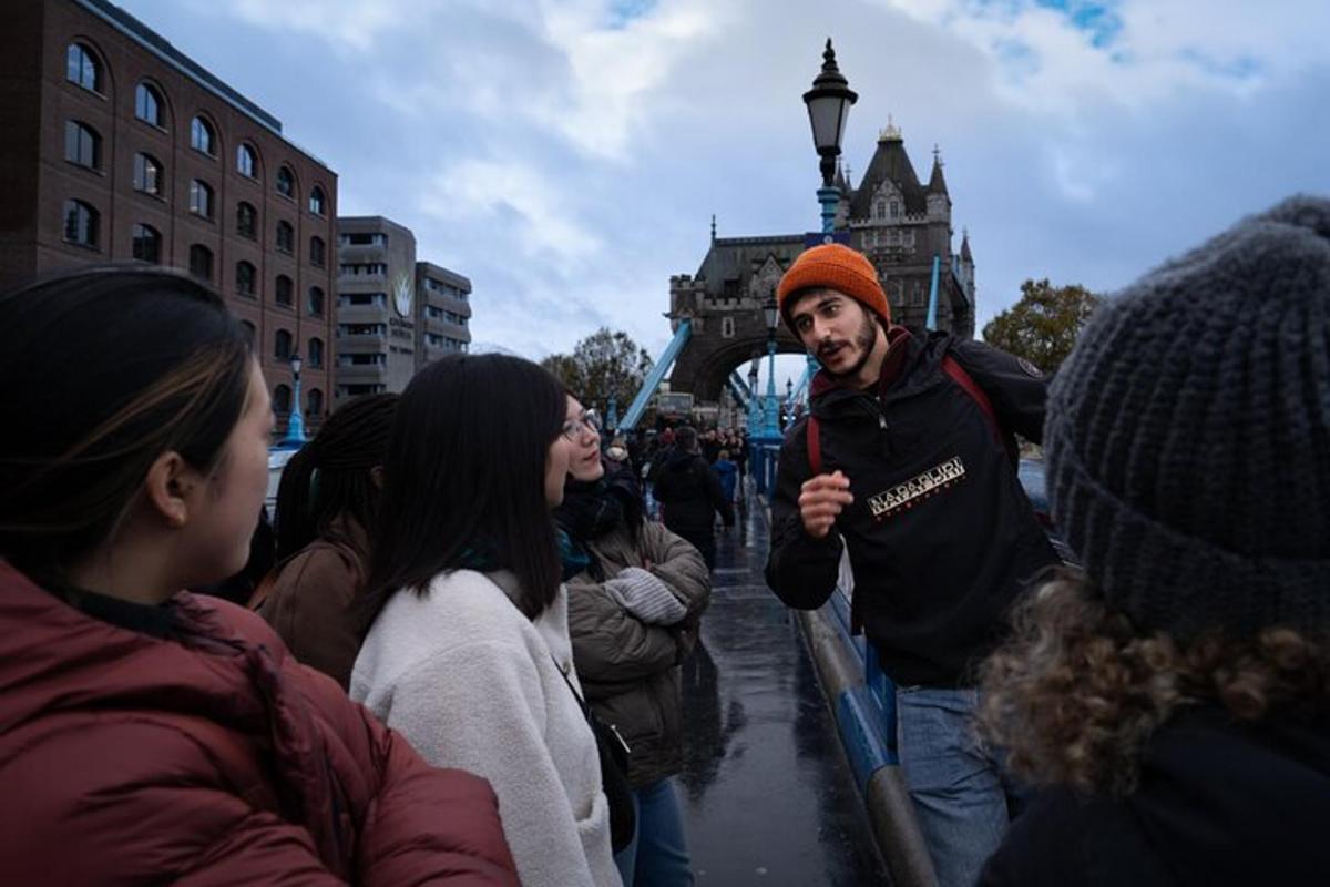 un home dret davant d'una multitud de gent
