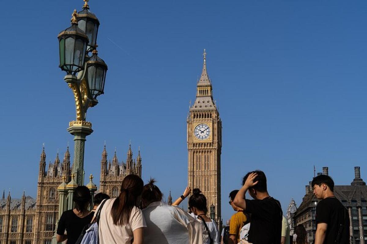 Un grupo de personas de pie frente al Big Ben.