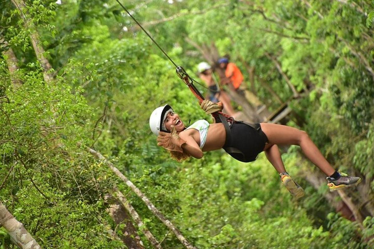 žena na zip line v lese