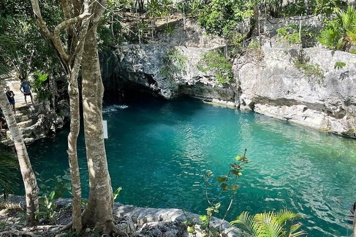 isang pool ng asul na berdeng tubig sa isang kuweba