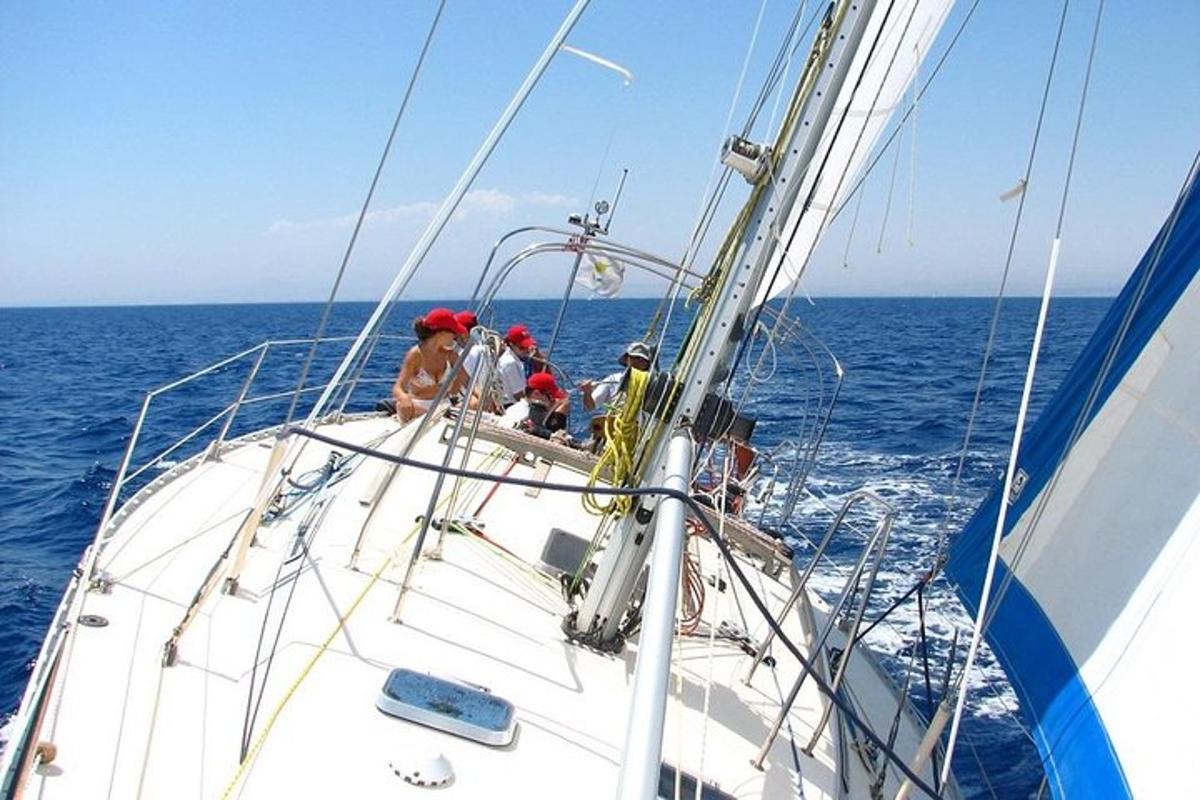 μια ομάδα ανθρώπων σε μια βάρκα στον ωκεανό