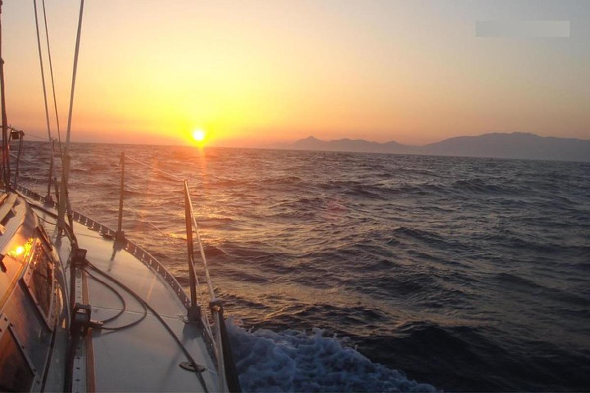 夕阳西下时，大海中的一艘船