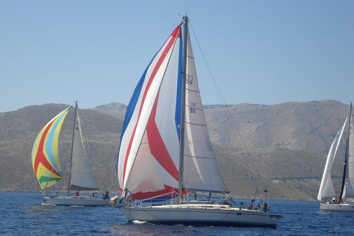 μια ομάδα ιστιοφόρων σε ένα υδάτινο σώμα