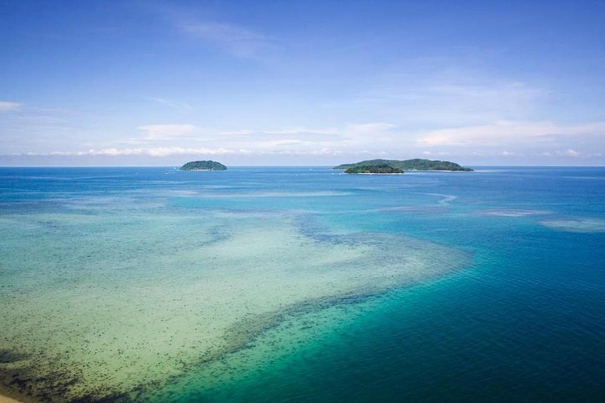 zračni pogled na ocean z otoki v vodi