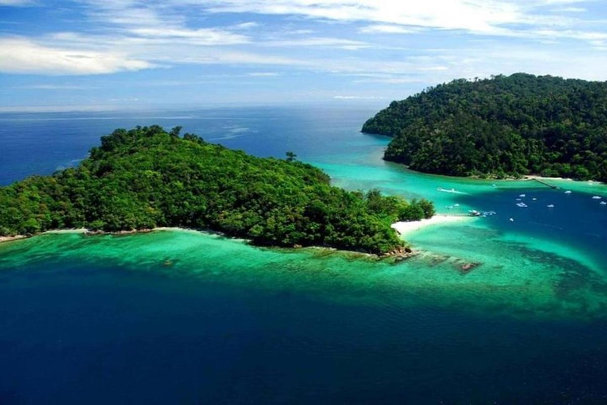 zračni pogled na otok v oceanu