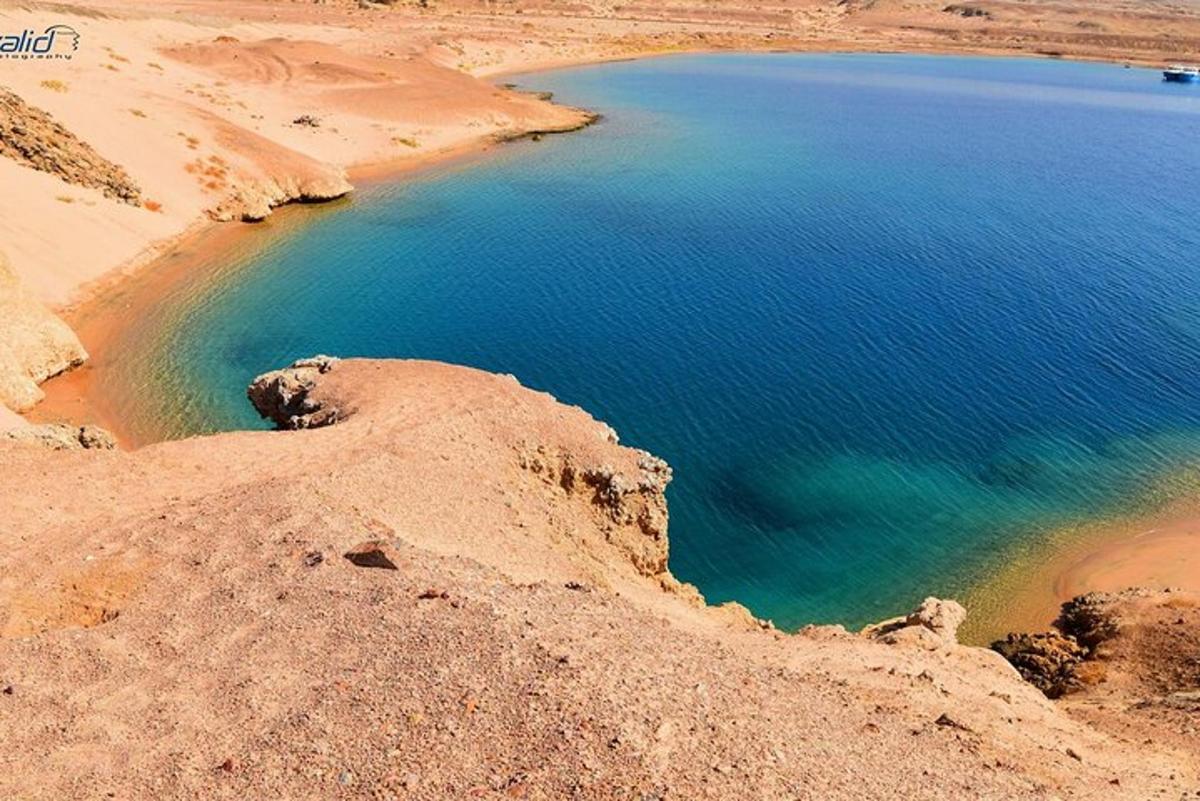 uno specchio d'acqua in mezzo a un deserto