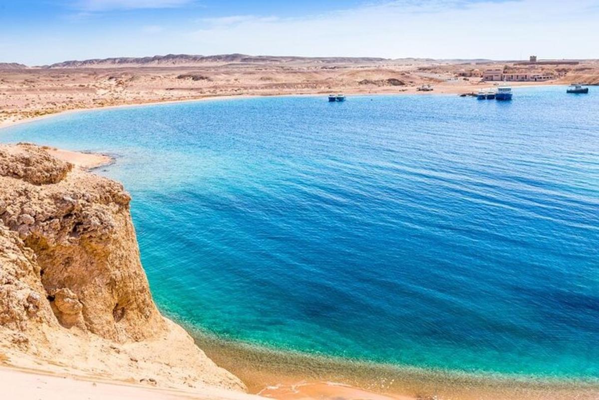 una grande distesa d'acqua blu nel deserto