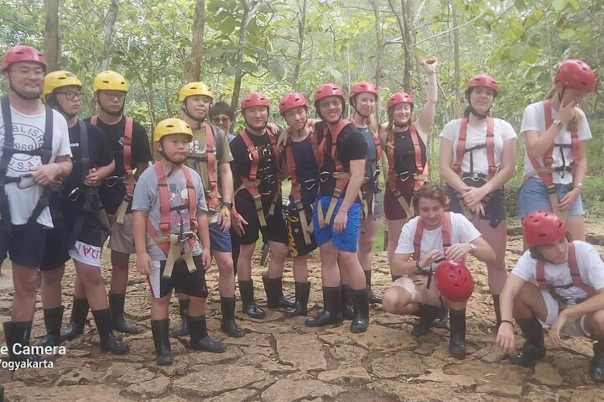 un grup de persones amb cascos posant per a una foto