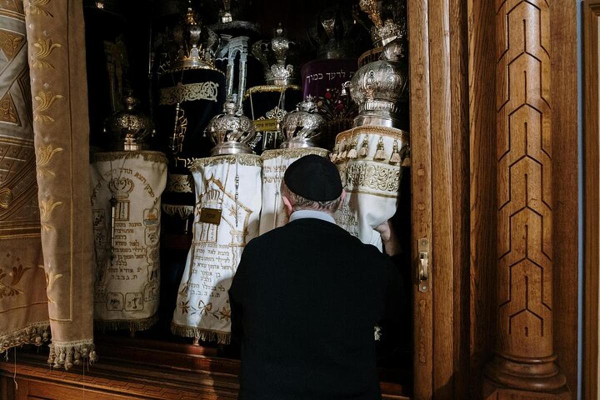 Ένας άντρας κοιτάζει μια βιτρίνα με βάζα σε ένα κατάστημα