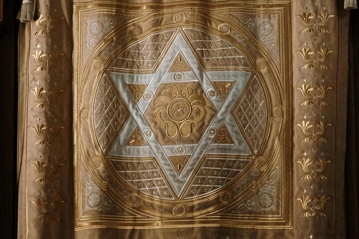 pintu kayu dengan pentagram di tengah