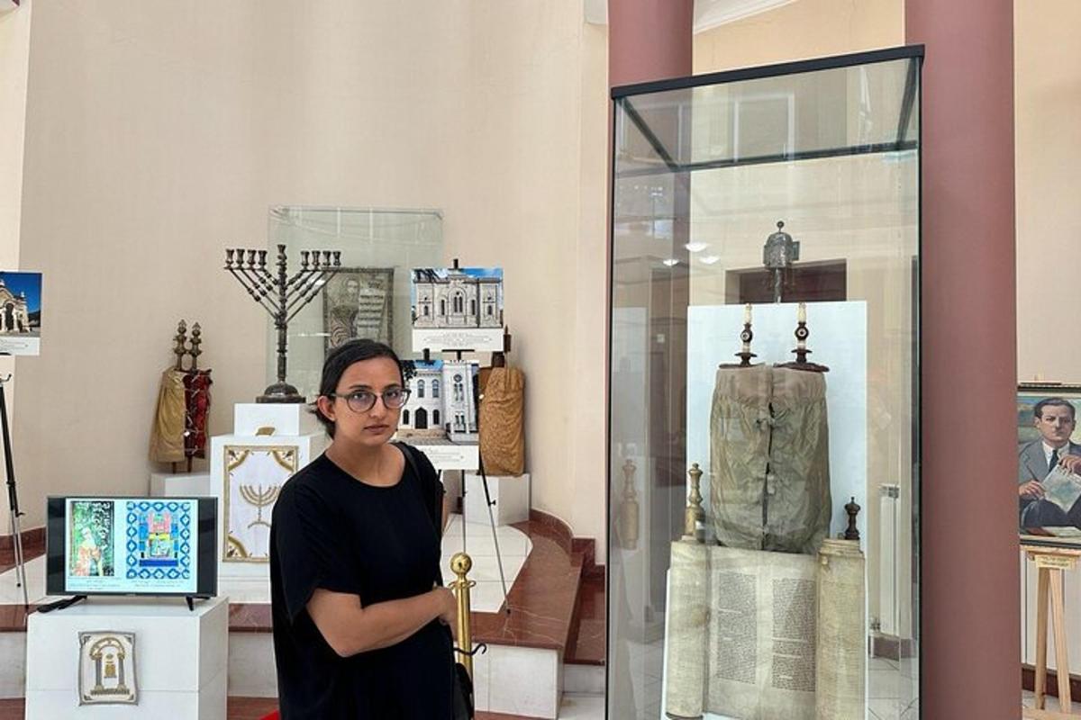 seorang lelaki berdiri di hadapan pintu kaca