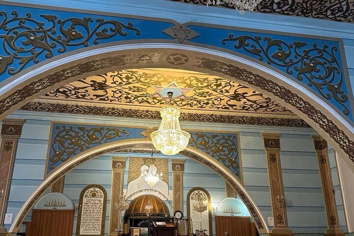 велики лук у згради са лустером