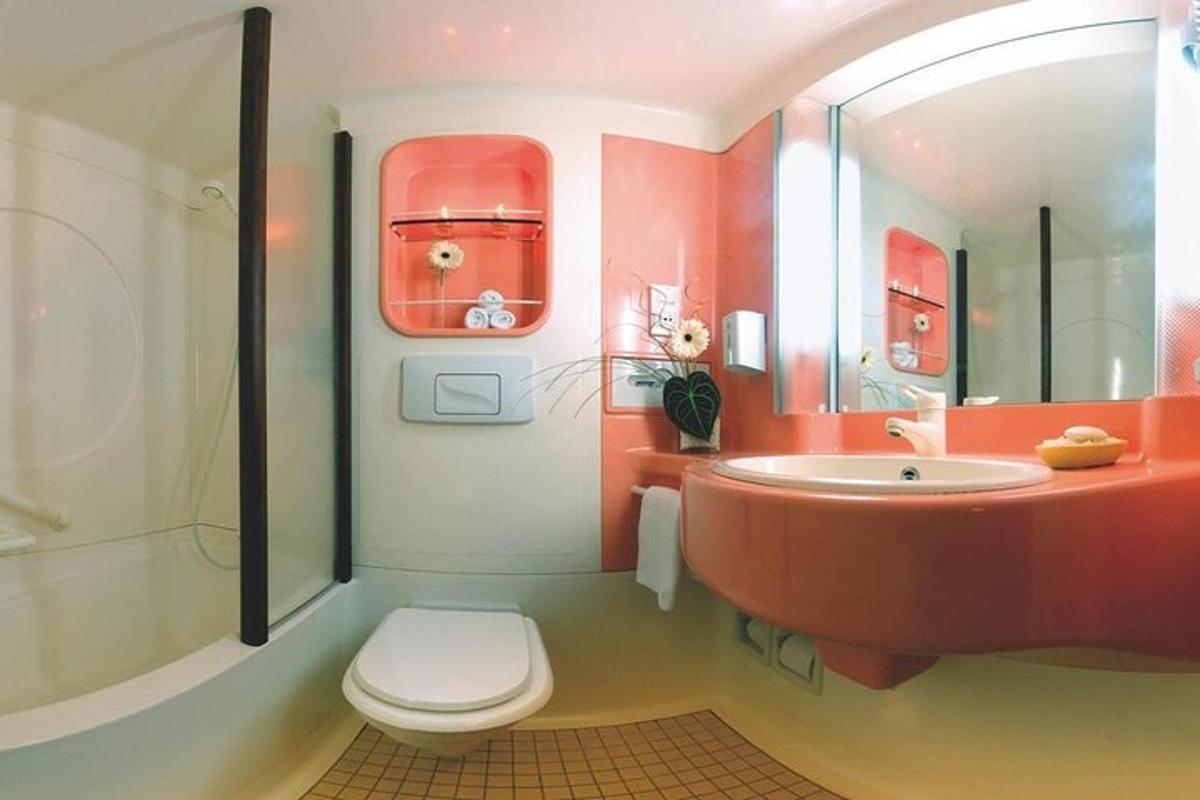 un bagno con un water, un lavandino e una vasca