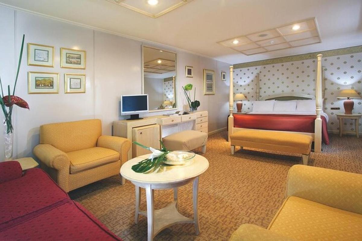 una stanza con una camera da letto con un letto e un tavolo