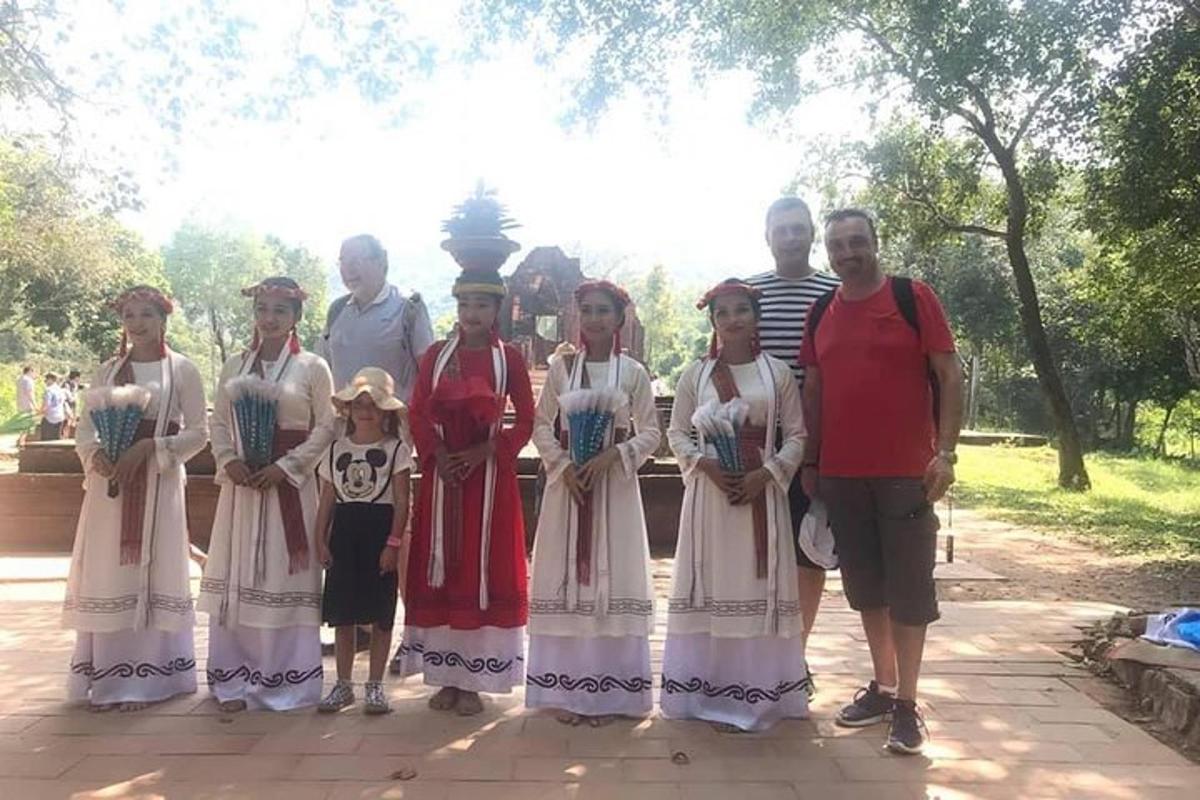 um grupo de pessoas posando para uma foto