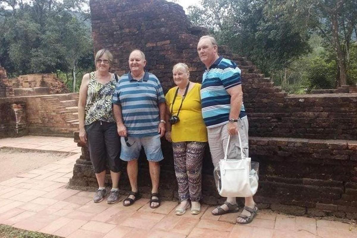 skupina lidí stojících před budovou