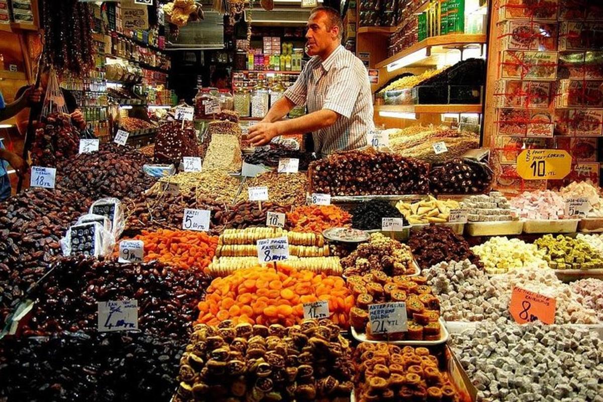 seorang pria berdiri di pasar dengan banyak buah dan sayuran