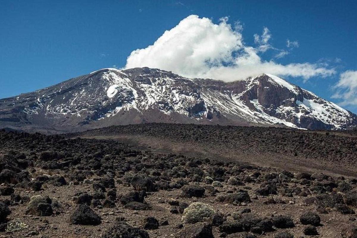 una montagna coperta di neve nel mezzo di un deserto