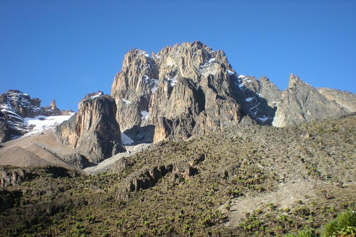 gunung berbatu besar dengan salji di atasnya
