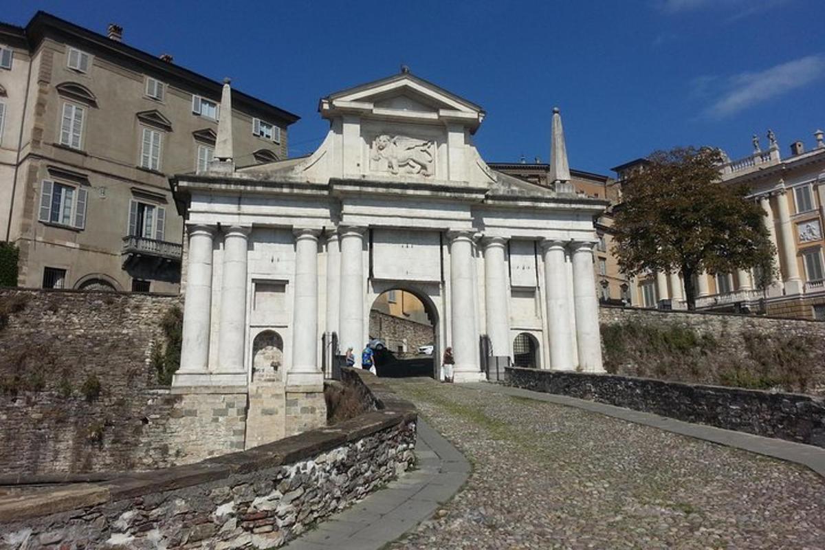 un edificio con una torre dell'orologio di fronte a un edificio