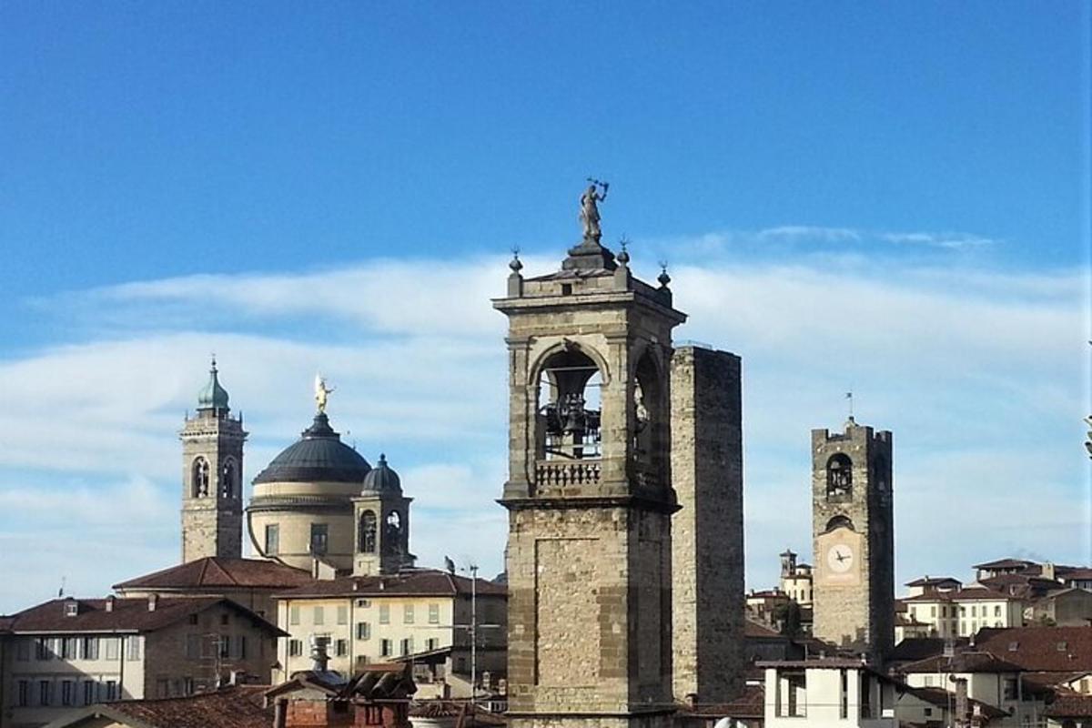 un edificio alto con una statua in cima