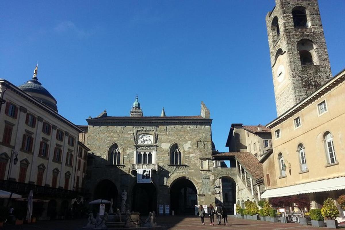 un vecchio edificio con una torre dell'orologio in una città