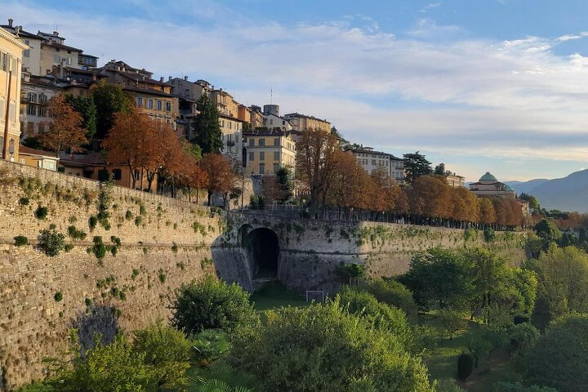 Un puente sobre un río en una ciudad con edificios.