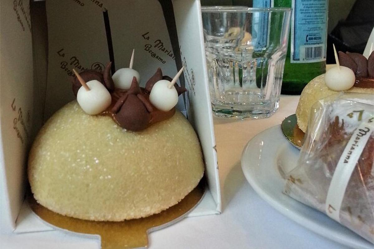 una torta in una scatola appoggiata su un tavolo