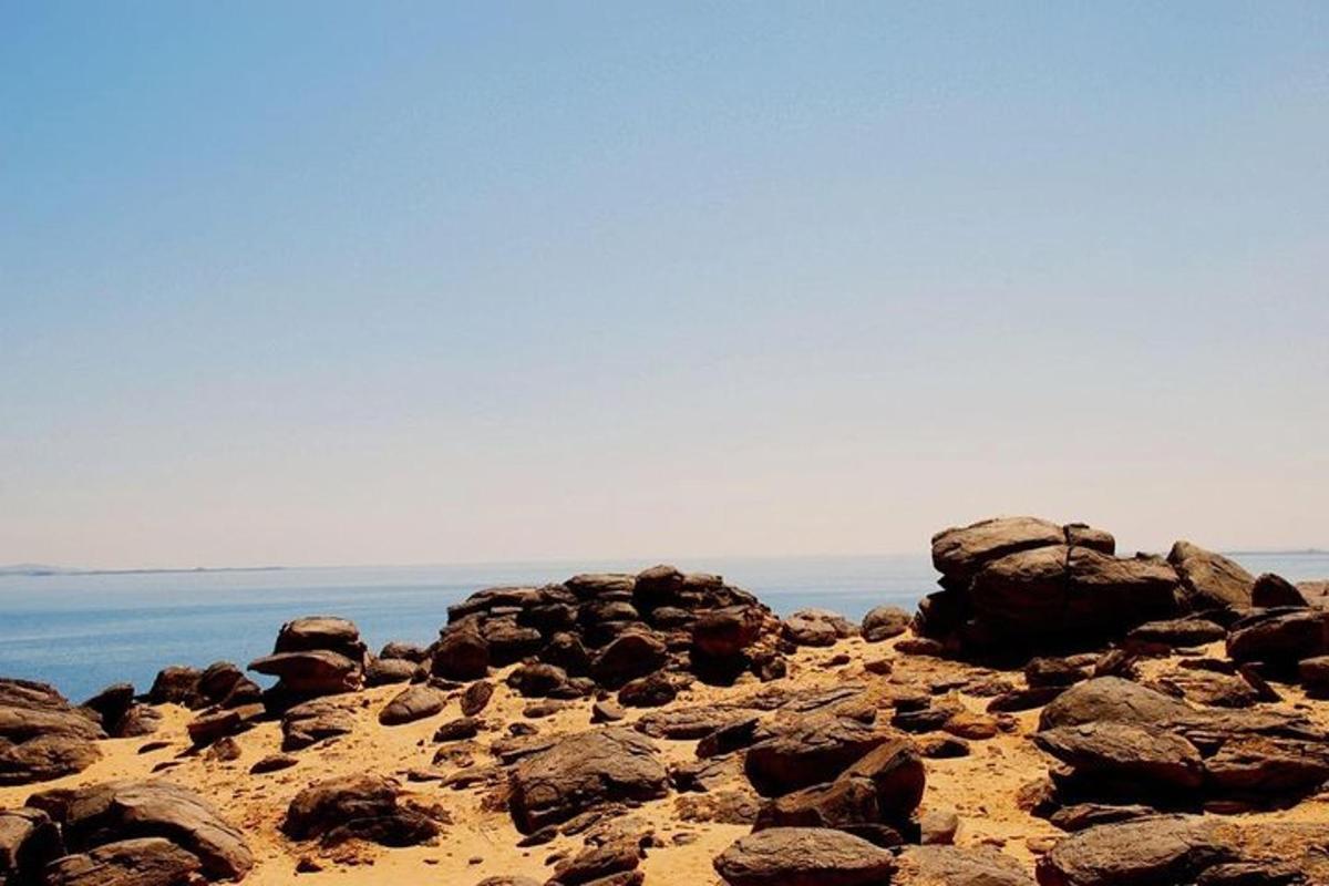 un tas de rochers sur une plage près de l'eau