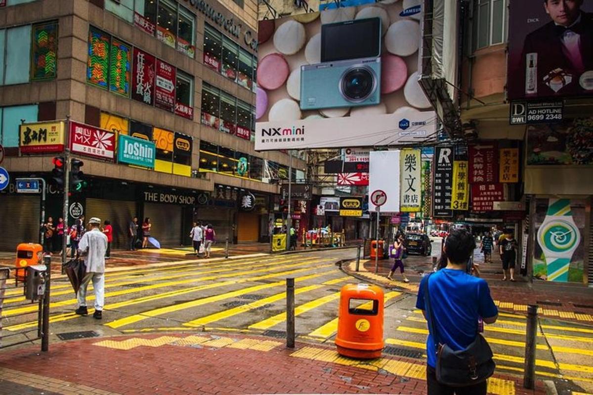一条繁忙的城市街道，人们在街上行走