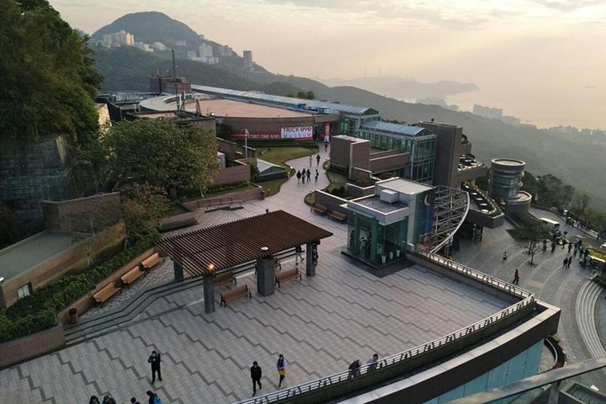 một nhóm người đang đi bộ xung quanh một tòa nhà với những ngọn núi ở phía sau