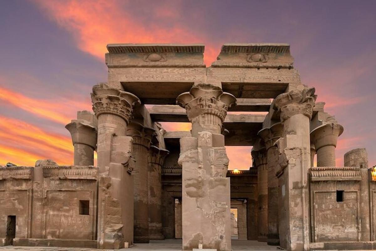 un edifici antic amb una posta de sol al fons
