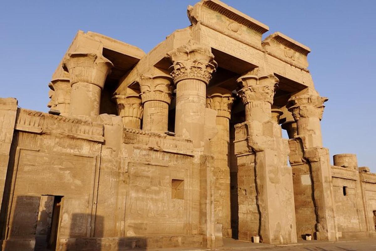 un edifici antic amb columnes al desert