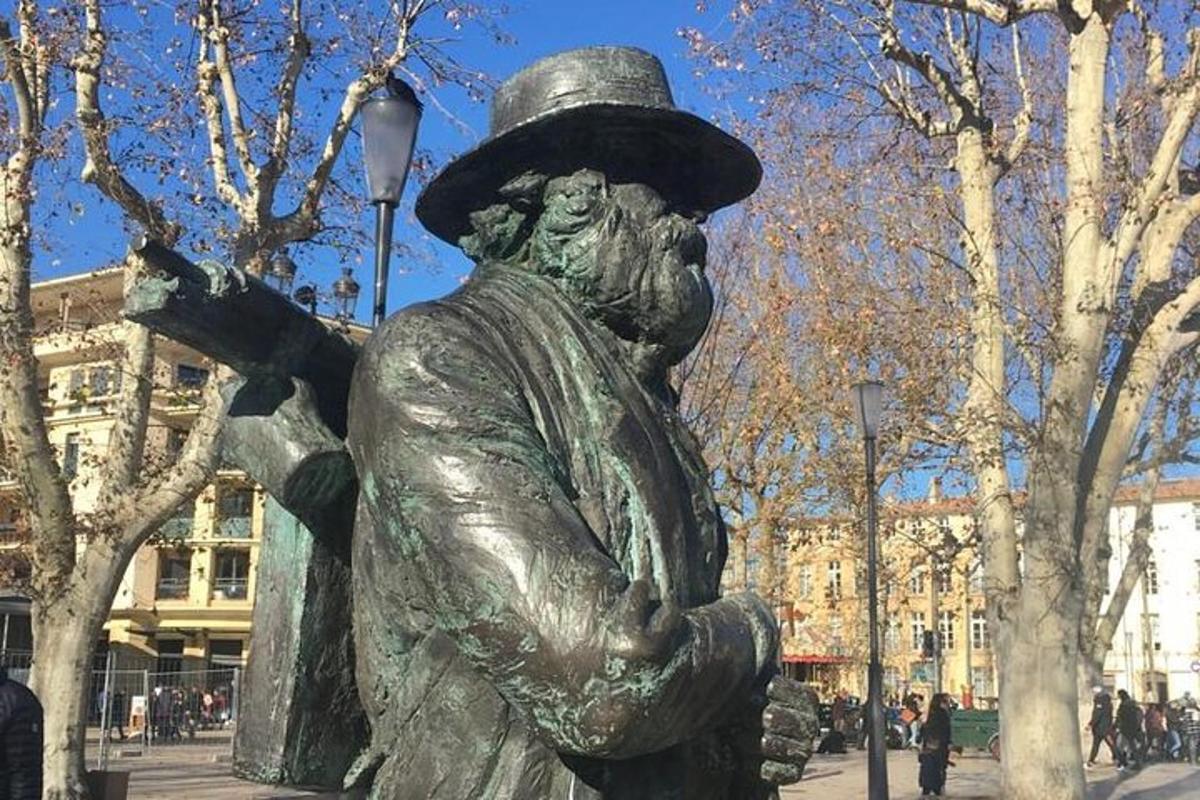 o statuie a unui bărbat cu joben